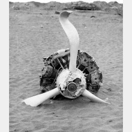 アリューシャン列島アッツ島の海岸に残された日本軍の零式艦上戦闘機（ゼロ戦）の残骸（1943年7月、米陸軍通信隊公式写真）