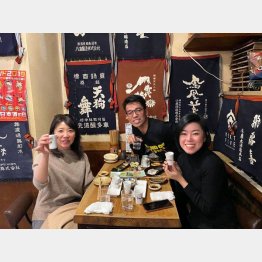 ツアーに参加した人たち（左が花堂ひろみさん）／（提供写真）