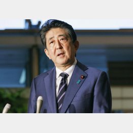 不支持は64％、これほど厳しい数字はなかった（黒川検事長の賭け麻雀ついて記者対応をする安倍首相＝21日）／（Ｃ）共同通信社
