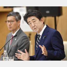 25日の記者会見での安倍首相（Ｃ）共同通信社