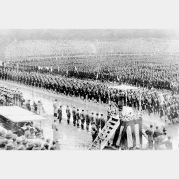 神宮外苑競技場の出陣学徒壮行会では2万人の学生が行進した（Ｃ）共同通信社