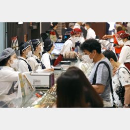 伊勢丹新宿店本店でフェースシールドを着けて接客する店員（Ｃ）共同通信社