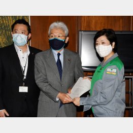 逢坂氏（央）の表情は硬かった（面談を行った小池都知事＝右）／（Ｃ）日刊ゲンダイ