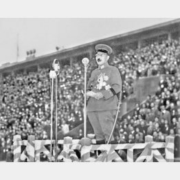 学徒出陣の壮行会で訓示する東條英機は能面のような顔だったという（昭和18年10月21日、東京・神宮競技場）／（Ｃ）共同通信社