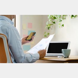 あれ、アイツから連絡ないな（Ｃ）PIXTA