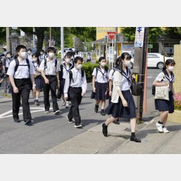 緊急事態宣言が全面解除になり、約１カ月半ぶりに登校する愛知県の高校の生徒たち（Ｃ）共同通信社