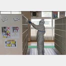生徒の新型コロナウイルス感染が確認された、市立中学校の校内を消毒する作業員（Ｃ）共同通信社