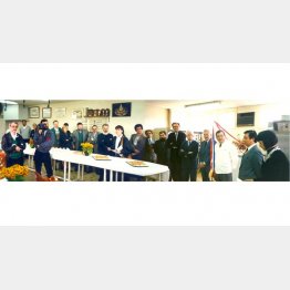 生クリーム冷凍機のフランス納入時のレセプション（右から2番目が本人）／（提供写真）