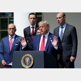 ホワイトハウスの庭で会見するトランプ大統領（Ｃ）ロイター