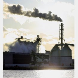 企業が環境問題に取り組むのは世界の常識（石炭火力発電所）／（Ｃ）共同通信社