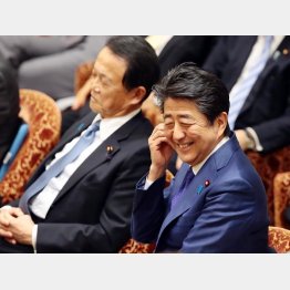 1人320万円、計23億円！（右から安倍首相と麻生財務相）／（Ｃ）日刊ゲンダイ