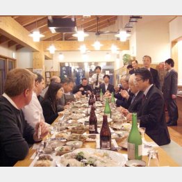 海士町にて(左から４番目が大和田社長）／（提供写真）