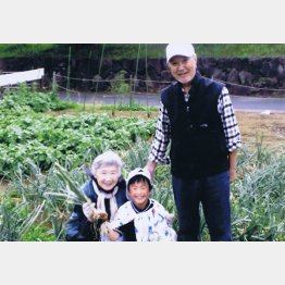 孫と一緒に畑仕事（提供写真）