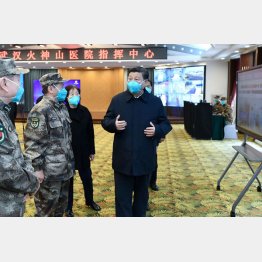 中国・武漢市の病院を視察する習近平国家主席（Ｃ）ロイター／新華社