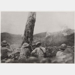 インパールに進行中、日本軍への砲撃を開始するインド軍のグルカ族兵士（C）The National Army Museum／Mary Evans Picture Library／共同通信イメージズ