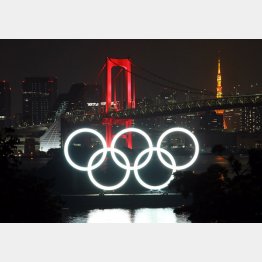 「東京アラート」発動で赤のライトアップになったレインボーブリッジ（手前は東京五輪マークのモニュメント）／（Ｃ）日刊ゲンダイ