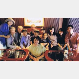 家族が一堂に（左から3番目が小澤勝さん）／（提供写真）