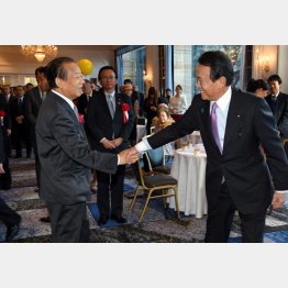 ２人は盤石だが…（左から二階俊博自民党幹事長と麻生財務相）／（Ｃ）日刊ゲンダイ