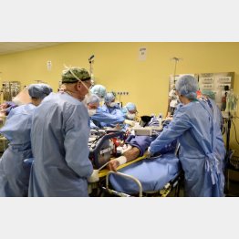 新型コロナウイルスの治療にあたる医療関係者（Ｃ）ロイター＝共同