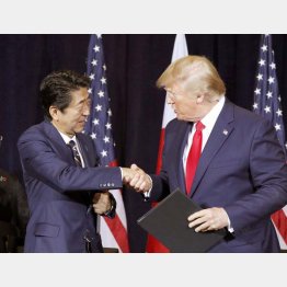 「中止」は当たり前、それで済む話ではない（日米貿易協定調印後に握手する安倍首相とトランプ米大統領）／（Ｃ）共同通信社