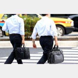 足を使った営業も…（Ｃ）日刊ゲンダイ