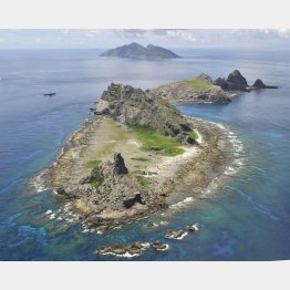 沖縄県の尖閣諸島。手前から南小島、北小島、魚釣島（Ｃ）共同通信社