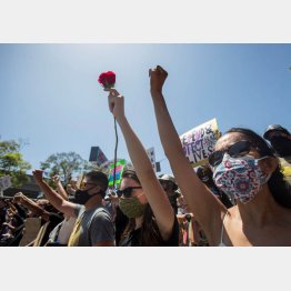 黒人男性暴行死に抗議しデモをする人々（Ｃ）ロイター