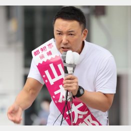 SNSで拡散を呼び掛け（都知事選が告示され、新宿駅南口で第一声を上げる山本太郎候補）／（Ｃ）日刊ゲンダイ