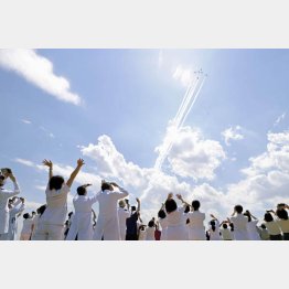 医療従事者に敬意を示すため、自衛隊中央病院の上空を飛行するブルーインパルス（Ｃ）共同通信社