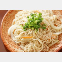 合う酒＝泡盛の水割り（Ｃ）日刊ゲンダイ