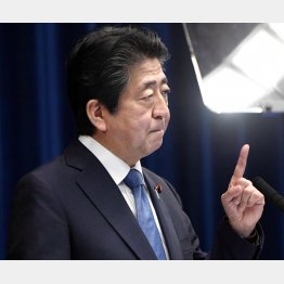 18日夜、通常国会の閉幕を受け、記者会見する安倍首相（Ｃ）共同通信社