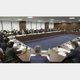厚労省で開かれた感染症対策専門家会議（Ｃ）日刊ゲンダイ
