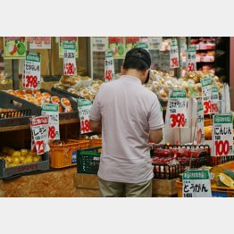 買い物は必要なものだけ（Ｃ）日刊ゲンダイ