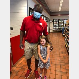 ほほ笑ましいツーショット（チェルシーさんのフェイスブックから）