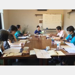 文学茶話会で報告する奥山恵さん（中央）／（Ｃ）日刊ゲンダイ