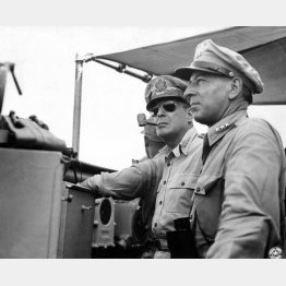 フィリピン・レイテ島上陸作戦に先立つ爆撃の最中、沖合の米艦艇から、副官のサザーランド将軍とともに作戦を見つめるマッカーサー米極東軍司令官（左）／（1944年10月＝米陸軍通信隊公式写真）／（Ｃ）共同通信社