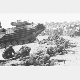 レイテ島作戦50周年式典を前に上陸予行演習する米海兵隊（1994年10月19日午前、フィリピン・レイテ島）／（Ｃ）共同通信社