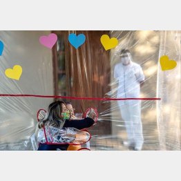 抱き合う母と娘（マルコ・ファベロさんのインスタグラムから）