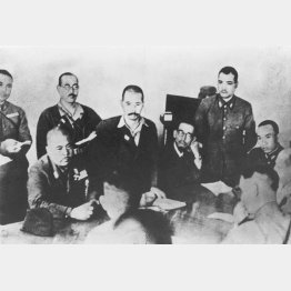 1942年2月15日、パーシバルと会見。写真は山下奉文軍司令官（向こう側左端の着席している人物）に降伏を申し入れるパーシバル英軍司令官（手前右）。山下の隣に立っているのは通訳を務めた情報参謀の杉田一次中佐（シンガポール・ブキテマのフォード事務所）／（Ｃ）共同通信社