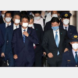 大企業しか考えていない（手前左から、安倍首相と西村経済再生相）／（Ｃ）日刊ゲンダイ