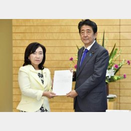 公務員優遇（右から、安倍首相と人事院の一宮なほみ総裁）／（Ｃ）共同通信社