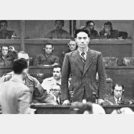 東京裁判でソ連側証人として証言する瀬島龍三（1946年10月18日）／（Ｃ）共同通信社
