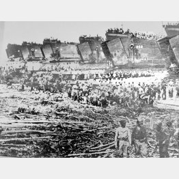 フィリピン・レイテ島に上陸する連合軍。その兵力は最終的に20万人以上にのぼるものとなり、対して補給路を断たれた日本軍では、餓えや病に倒れる者が続出するなど大半の将兵が戦死する結果となった（1994年10月20日）／（Ｃ）共同通信社