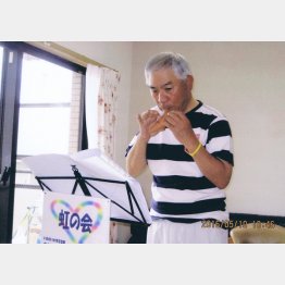 自宅でオカリナの練習（提供写真）