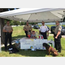 クーパー君と訪れた警察官たち（「カウンティー１０６・７」のフェイスブックから）