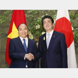 首脳会談で友好関係を築いても（ベトナムのグエン・スアン・フック首相と握手する安倍首相）／（Ｃ）共同通信社