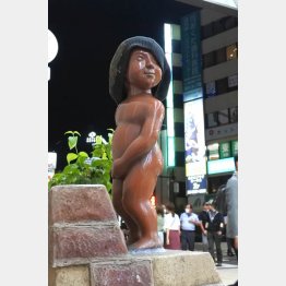 周囲を気にしながら用を足す小便小僧（Ｃ）日刊ゲンダイ