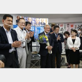 反コイケ票を集約しきれず（落選した宇都宮健候補をねぎらいに訪れた社民党の福島瑞穂党首、共産党の小池晃書記局長、立憲民主党の手塚仁雄ら）／（Ｃ）日刊ゲンダイ