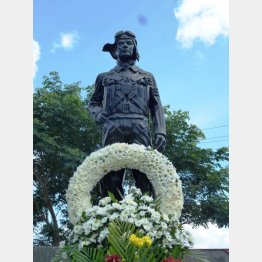 フィリピン・パンパンガ州のマバラカット東飛行場跡にある神風特攻隊の記念碑（2014年10月25日撮影）／（Ｃ）共同通信社