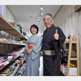 中村篤さん、夫人の秀子さんと店内で（提供写真）